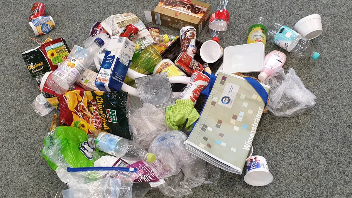 Ein Haufen mit Plastikabfall und anderem Verpackungsmüll