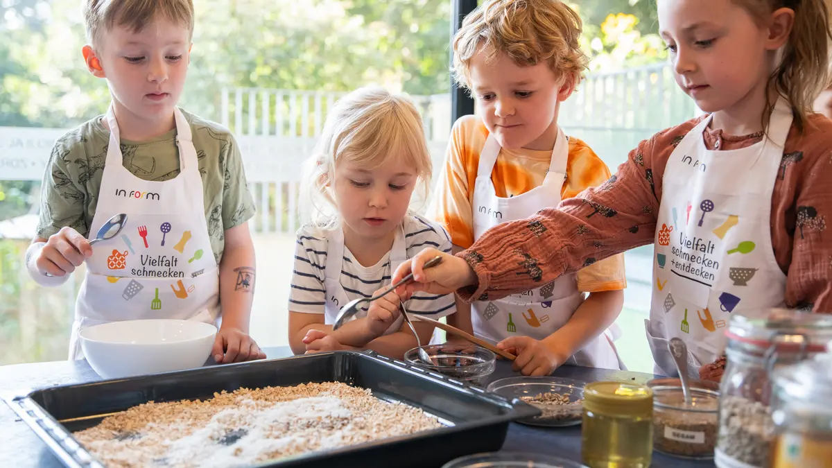 Kinder bereiten Granola zu
