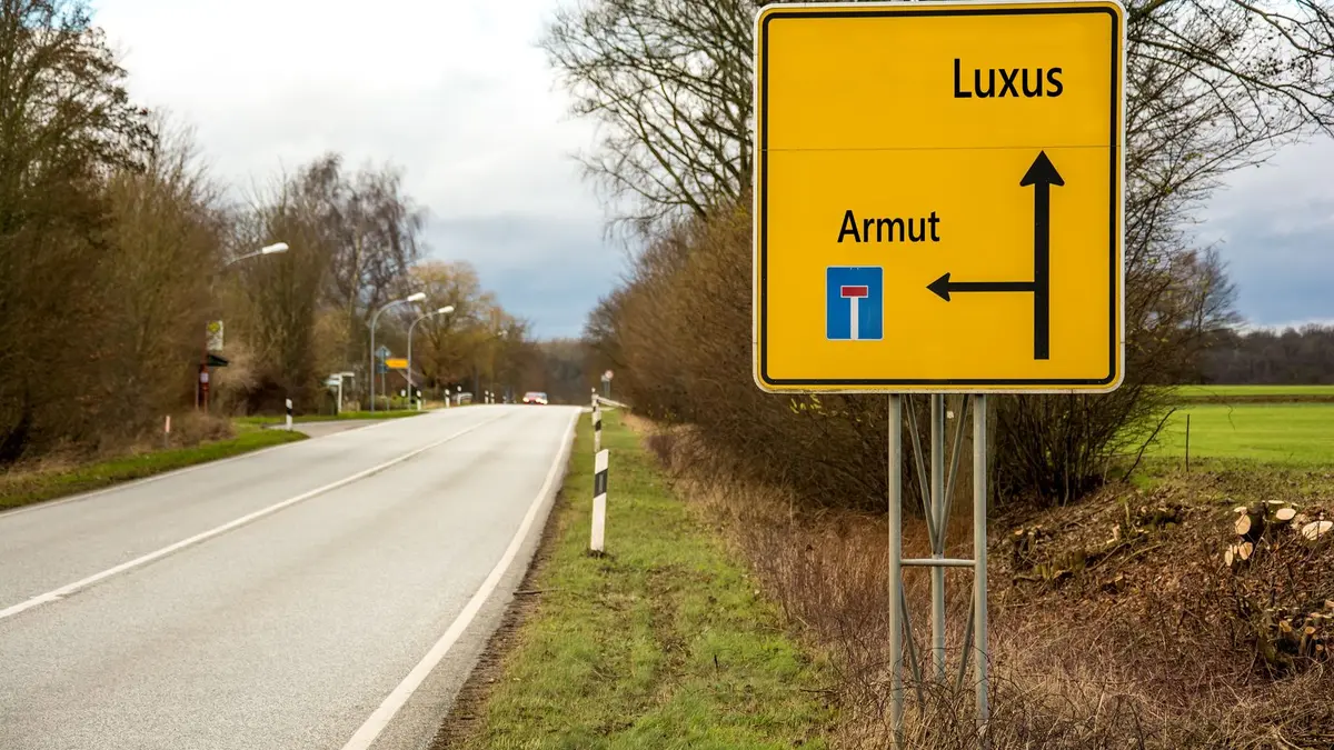 Straßenschild Armut Luxus KVF Verbraucherforschung Klaus-Remmer Fotolia