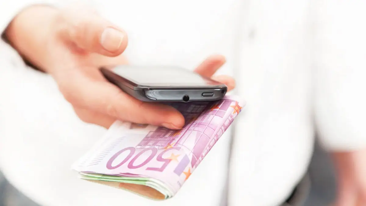 Hand mit Smartphone