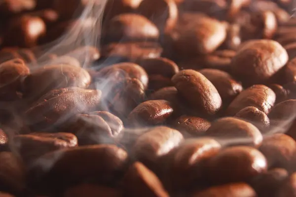 Geröstete, rauchende Kaffeebohnen
