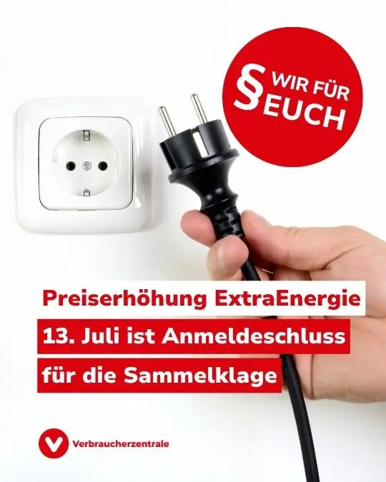 Eine Hand hält ein schwarzes Kabel mit Stecker vor eine weiße Steckdose. Text: "Wir für euch – Preiserhöhung ExtraEnergie: 13. Juli ist Anmeldeschluss für die Sammelklage" und Logo der Verbraucherzentrale.