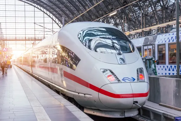 Ein ICE der Deutschen Bahn steht an einem Bahnsteig auf dem Frakfurter Hauptbahnhof.