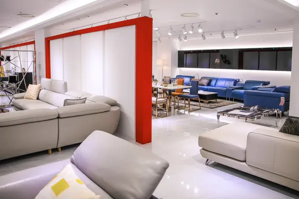 Verschiedene Sofas in einem Möbelhaus