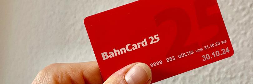 Hand hält rote BahnCard 25
