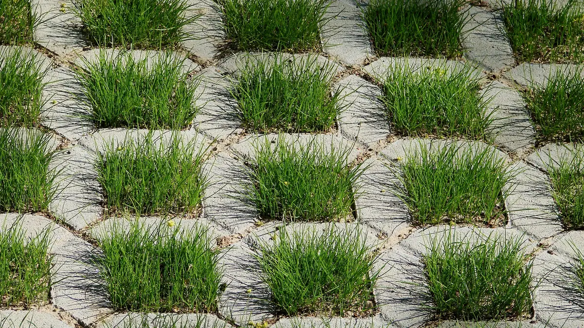 Rasengittersteine und -platten aus Beton haben mit bis zu 45% eine noch bessere Versickerungsleistung als Rasenfugenpflaster. Sie eignen sich insbesondere für Garagenzufahrten und den Pkw-Stellplatz.