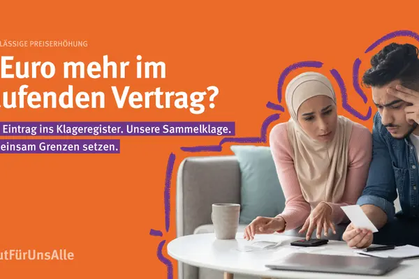 Ein junges Paar sitzt besorgt auf einem Sofa, schaut auf Rechnungen und benutzt einen Taschenrechner. Die Frau trägt ein Kopftuch und eine beige Bluse, der Mann trägt ein dunkles Hemd. Im Hintergrund auf orangefarbenem Grund steht die Frage: "5 Euro mehr im laufenden Vertrag?" mit einem Aufruf zur Sammelklage. Lila grafische Elemente umrahmen die beiden Personen.