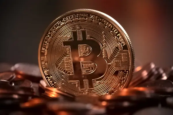 eine kupferfarbene Bitcoin-Münze