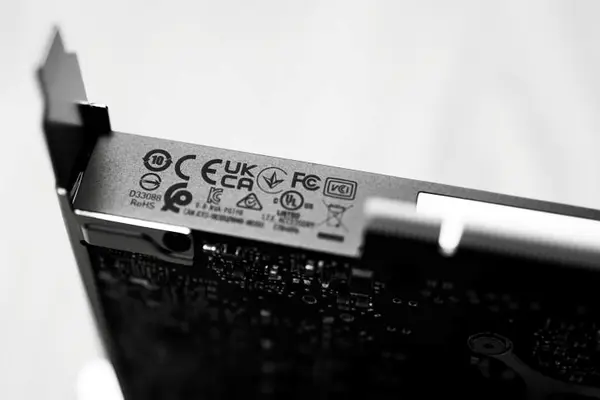 Ein Elektrogerät mit verschiedenen Sicherheitszertifikaten und Prüfzeichen