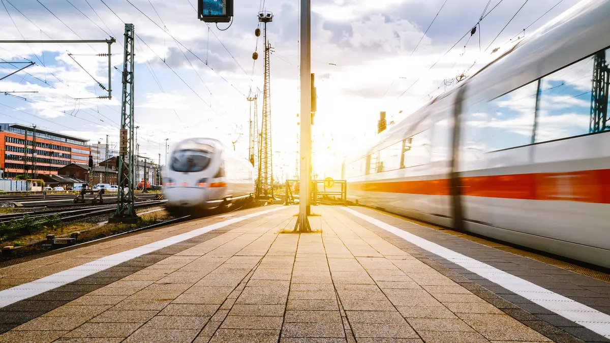 ICE-Züge fahren in Bahnhof ein