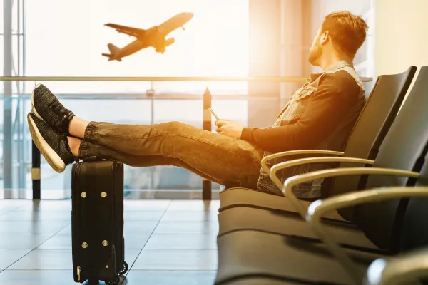 Mann wartet am Flughafen