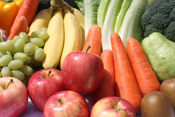 Obst und Gemüse liegen in einer Auslage