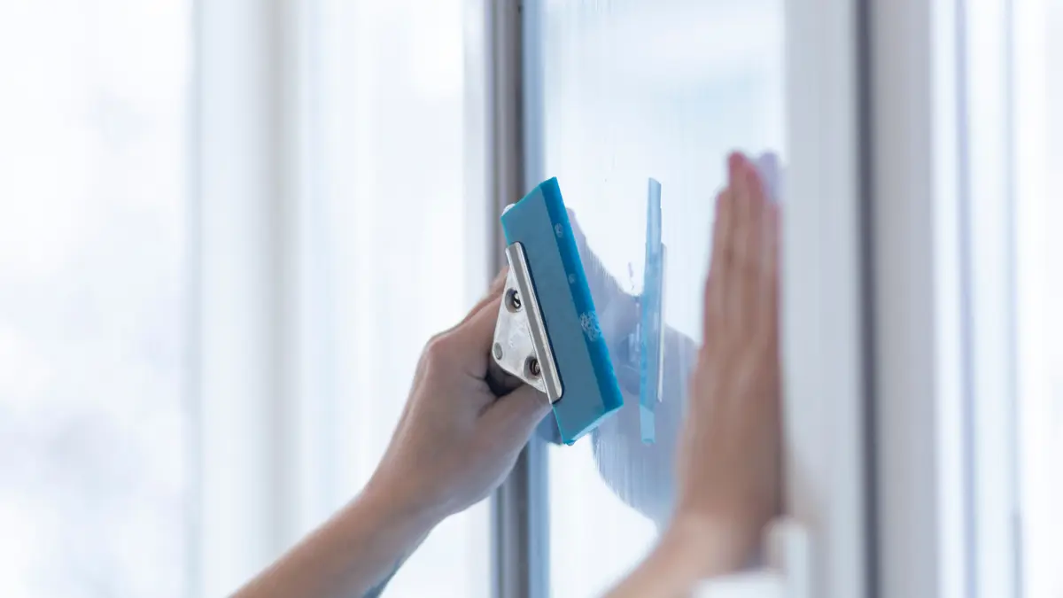eine Folie wird an das Fenster angebracht