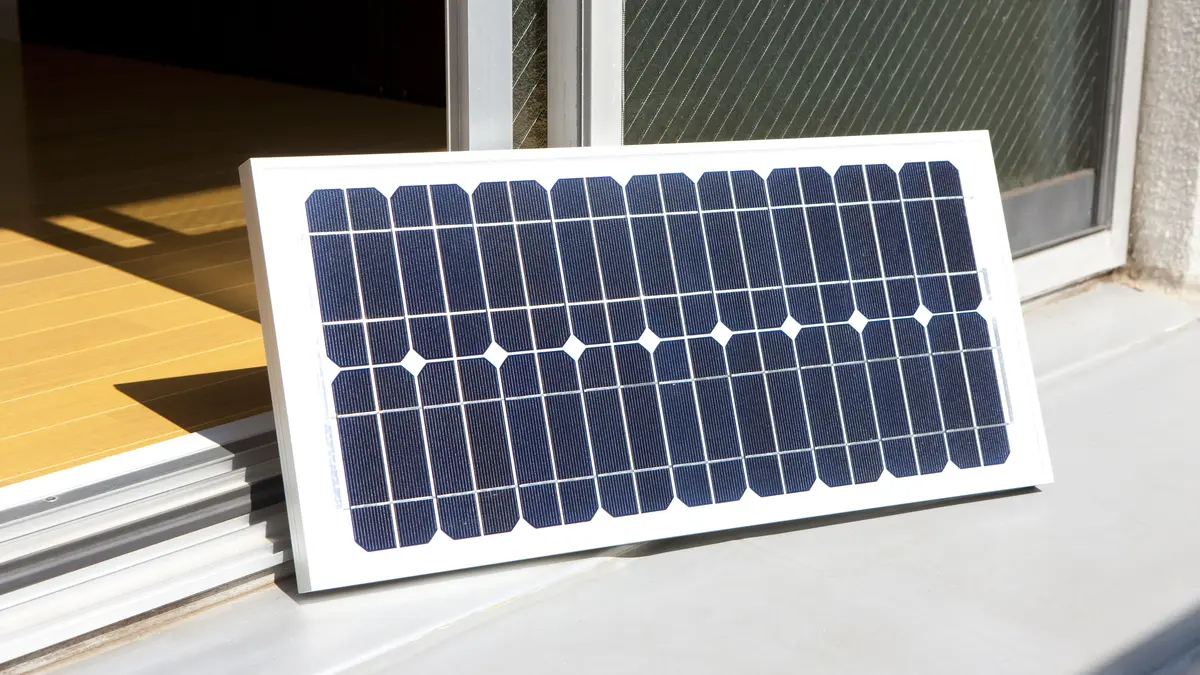 Ein Solarmodul des sogenannten Balkon-PV, auch als Stecker Solar bekannt, für Solarstrom vom Balkon.