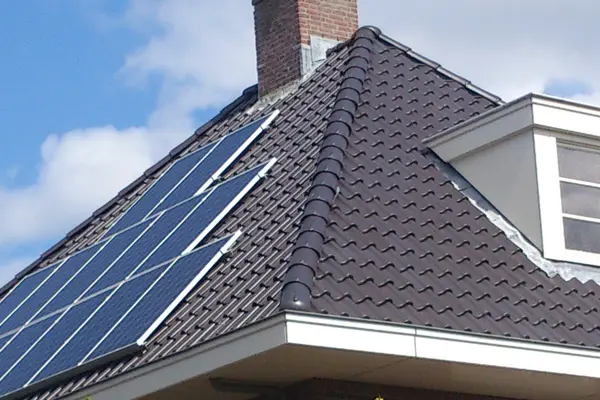 Photovoltaikzellen auf schrägem Hausdach