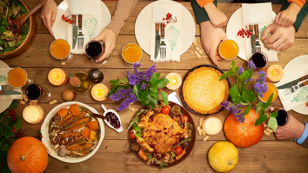 Essen und Geschirr auf dem Tisch