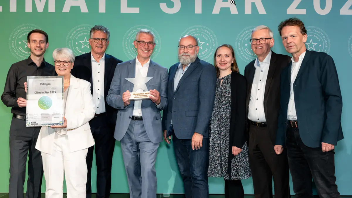 Gewinner des Climate Star Awards 2025: v. l. n. r.: Philip Herms (Klimaschutzmanagement Stadt Ratingen), Susanne Berger (Verbraucherzentrale), Klaus Berle (Bürgersolarberater), Bürgermeister Klaus Pesch, Bernd Groher (Bürgersolarberater), Lilia Paul (Klimaschutzmanagement Stadt Ratingen), Dieter Koenemann (Bürgersolarberater) und Umweltdezernent Professor Bert Wagener