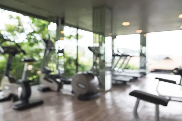 Geräte in einem Fitnesstudio mit großen Fenstern
