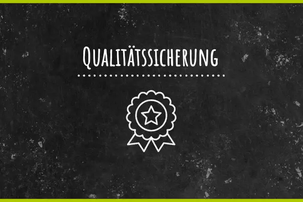 Schwarze Tafel mit Schriftzug Qualitätssicherung und Kreidebild eines Abzeichens