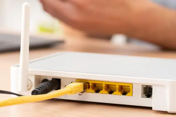 DSL-Router liegt auf einem Tisch