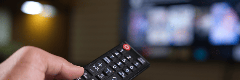 Eine Fernbedienung ist auf einen Fernsehgerät egr