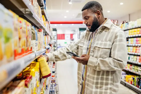 Ein Mann kauft im Supermarkt ein