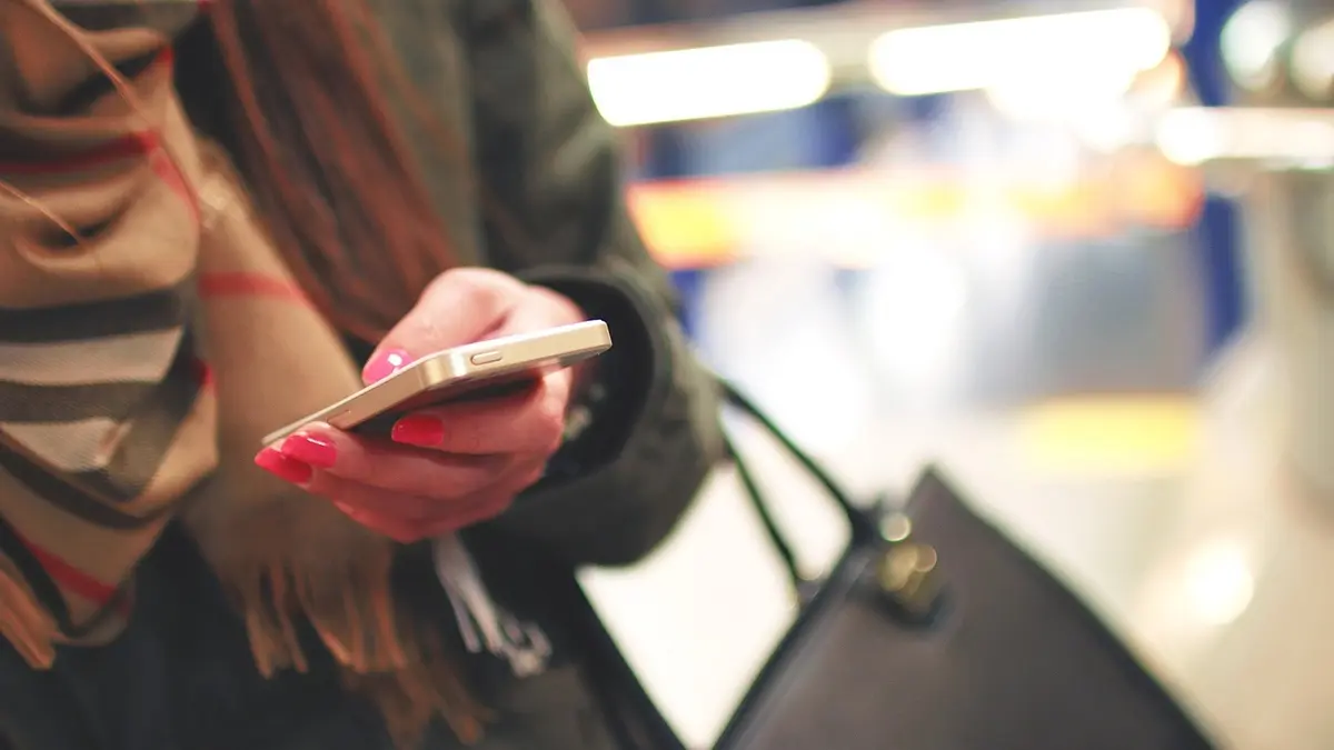 Frau liest eine Nachricht auf ihrem Smartphone
