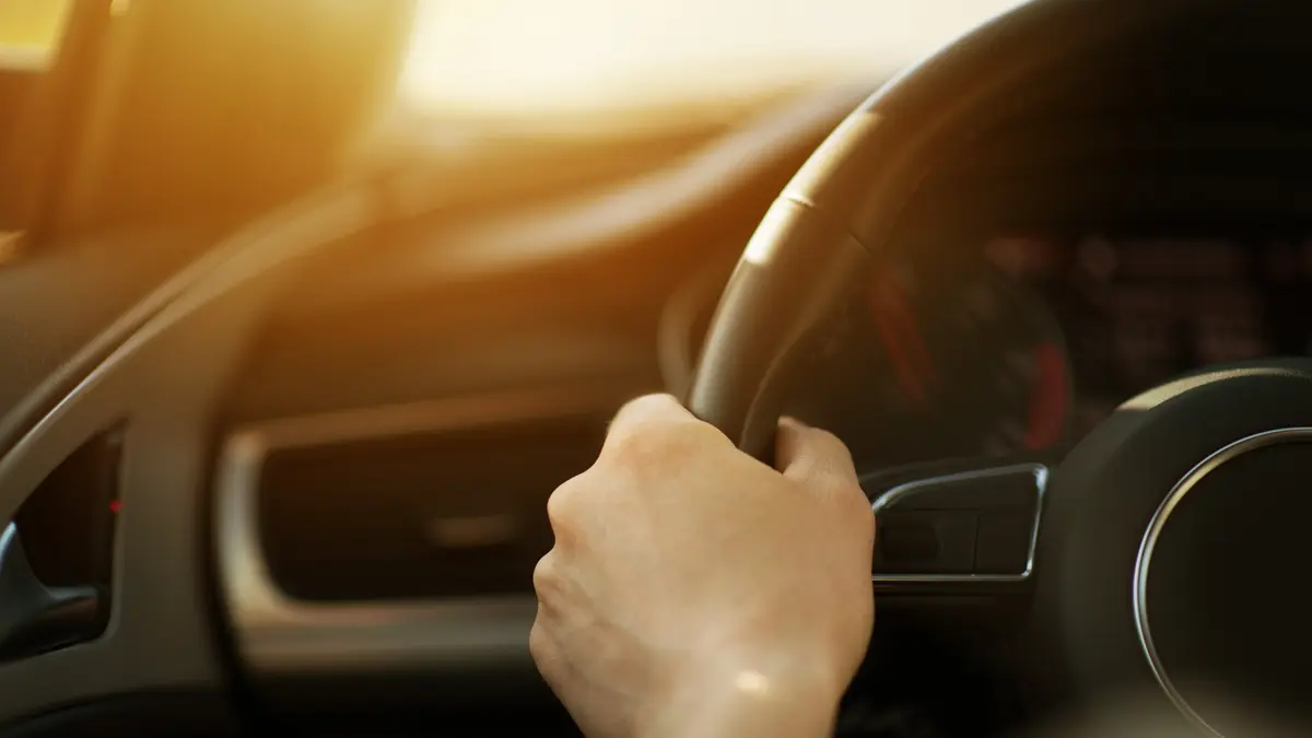 Auto fahren mit den Händen am Lenkrad