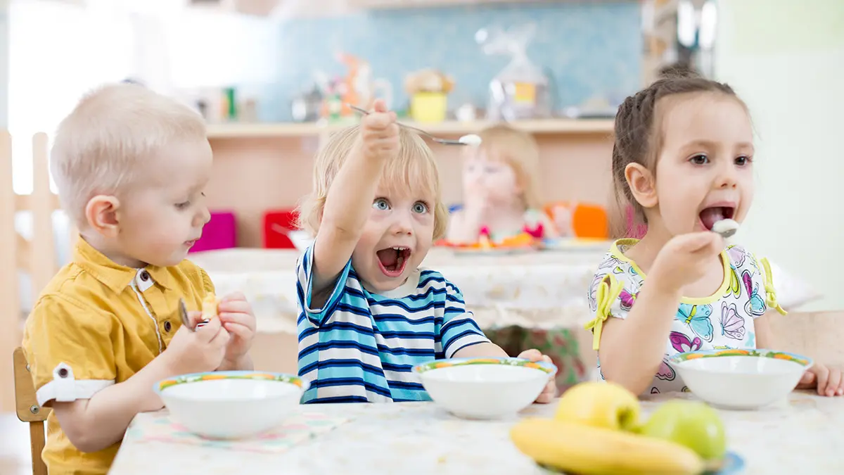 Kinder beim Essen in der Kita