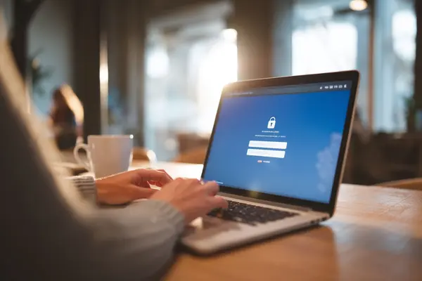 Benutzer, der sich auf einem Laptop-Bildschirm in einen Passwort-Manager einloggt.