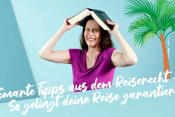 Frau mit Buch auf dem Kopf, Palme im Hintergrund
