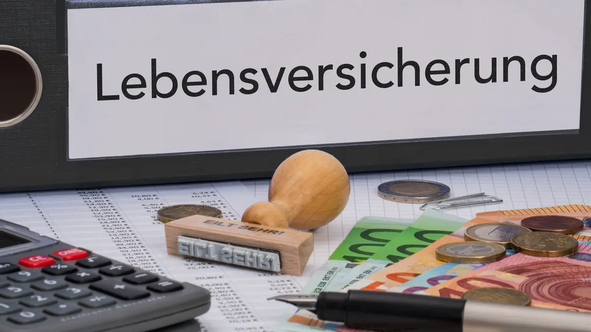 Aktenordner mit Stempel, Geld und Stift