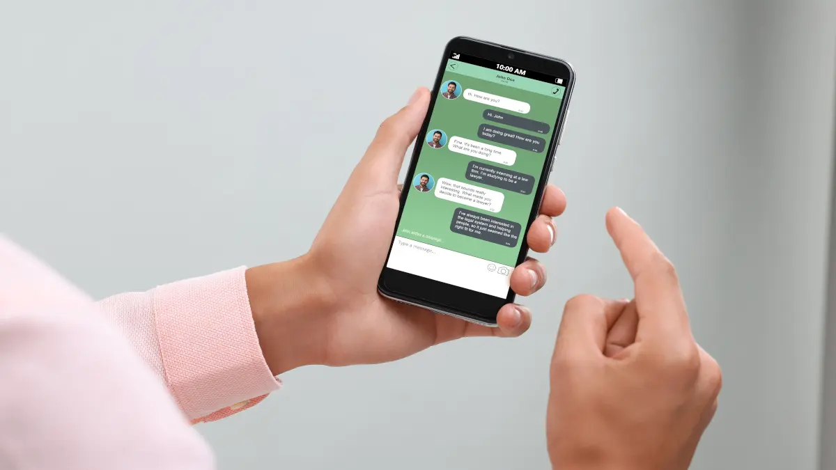 Mann kommuniziert per Messenger auf Smartphone