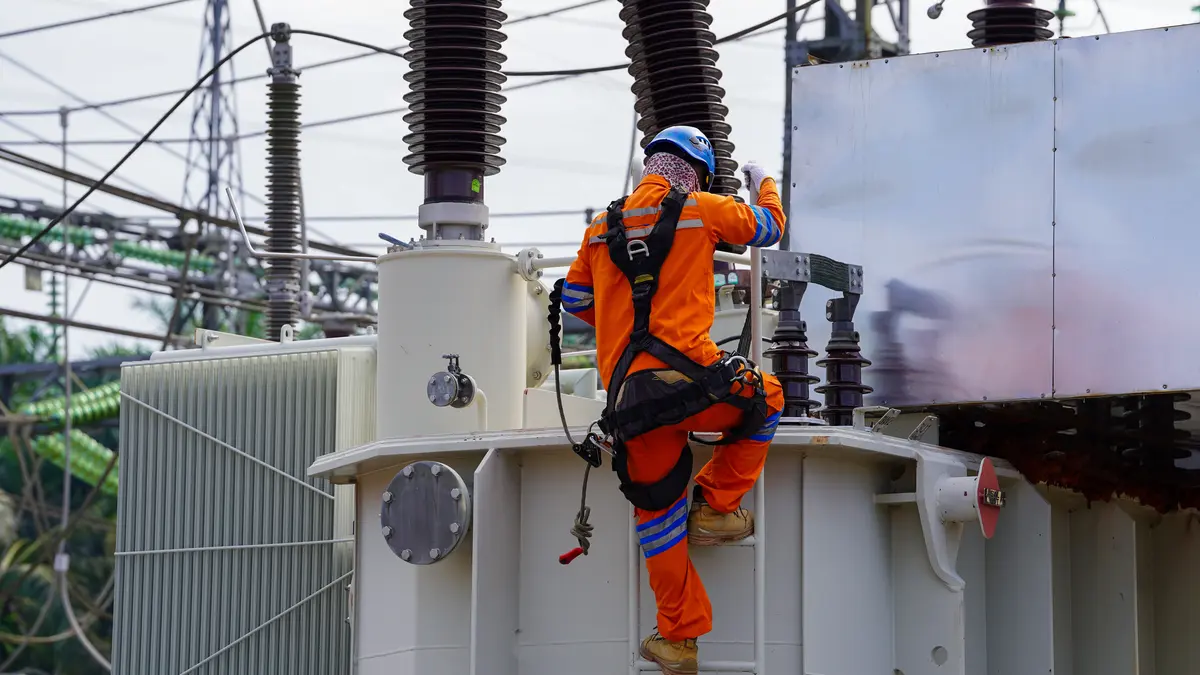 Elektriker bei Wartungsarbeiten an Transformator