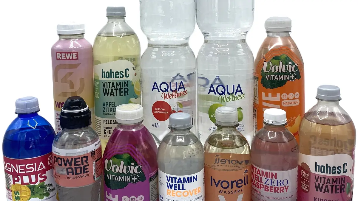 Zwölf Flaschen Vitaminwasser von verschiedenen Anbietern.