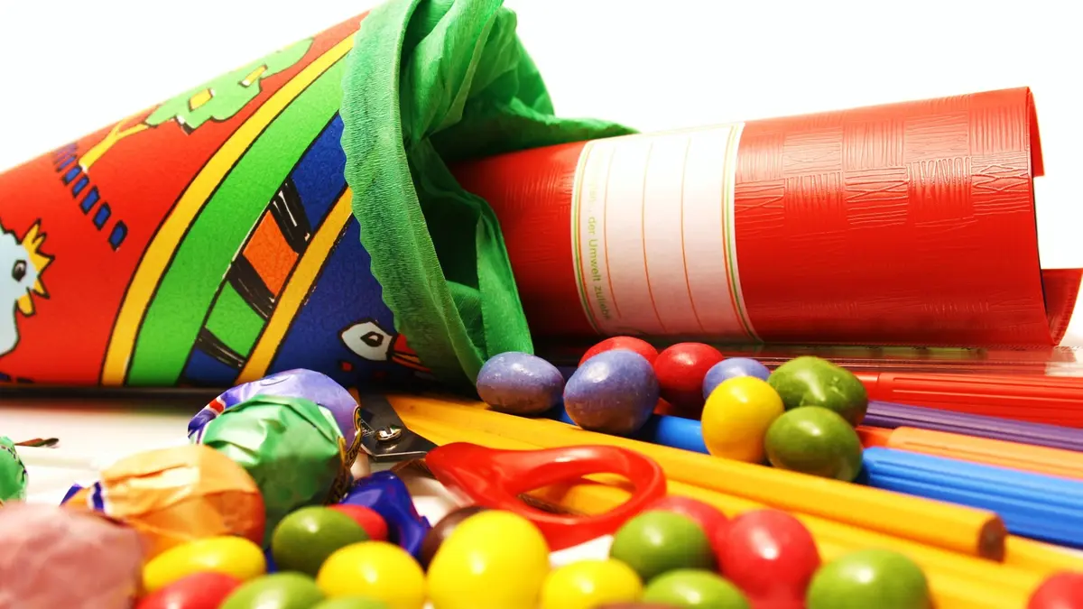 Schultüte mit Stiften und Süßigkeiten