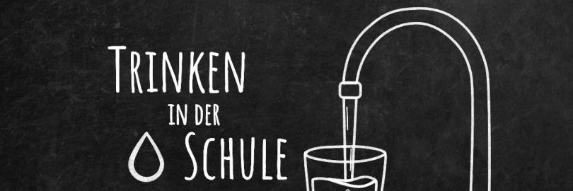 Schwarze Tafel mit weißer Kreidezeichnung eines Wasserhahns und Glas. Kreideschrift mit Trinken in der Schule