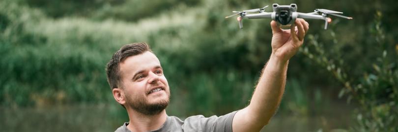Mann mit einer Drohne.