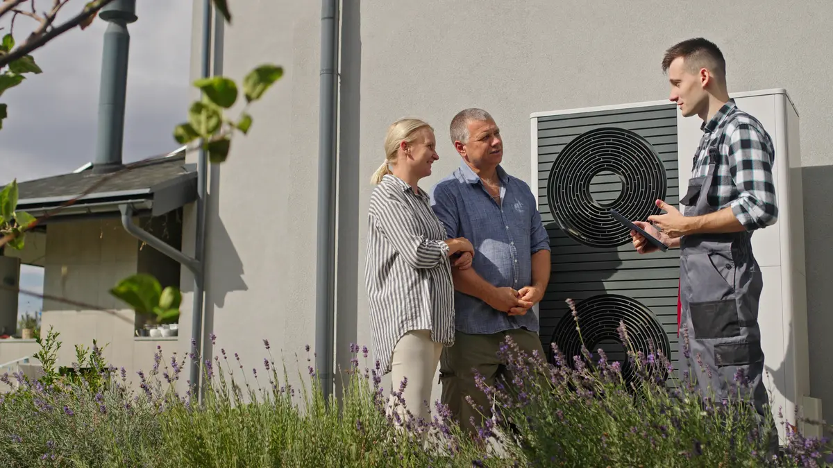 Personen vor Wärmepumpe
