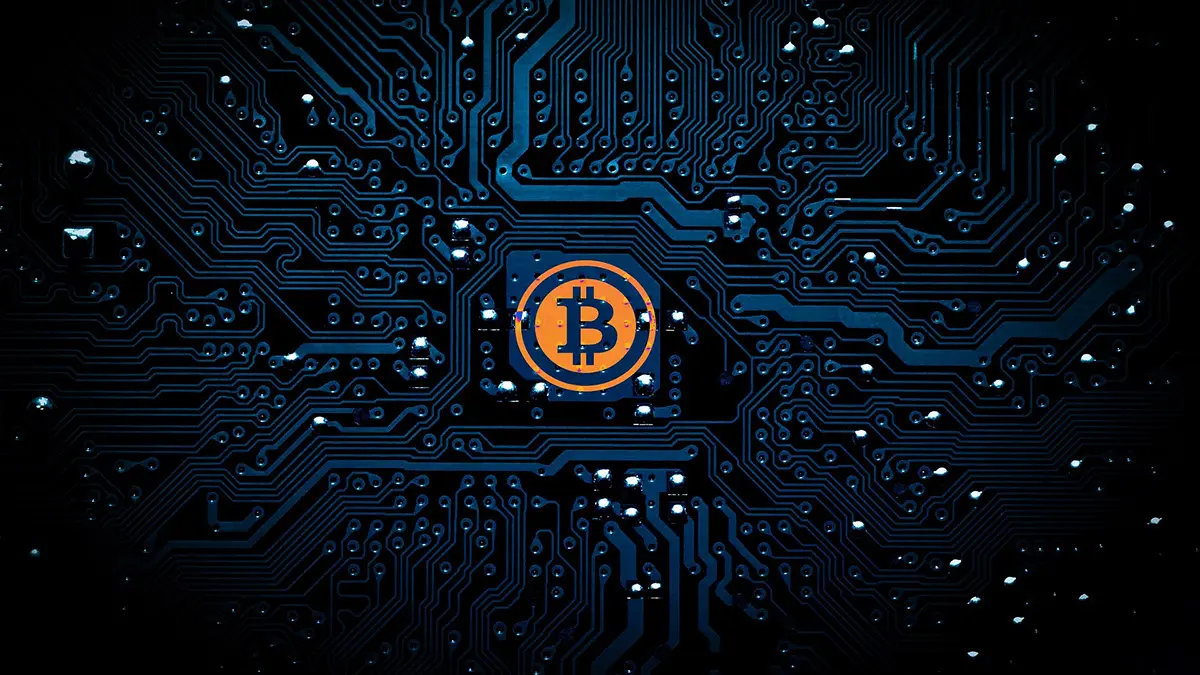 Bitcoin-Logo umgeben von elektrischen Leiterbahnen