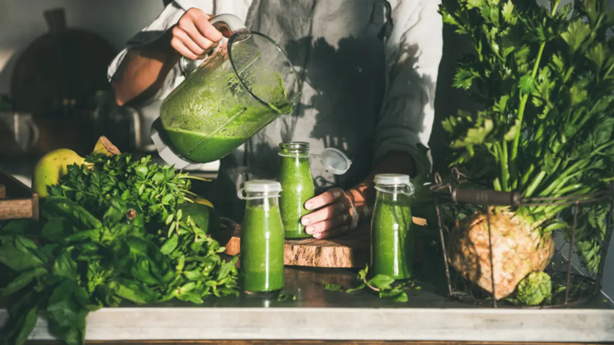 Smoothie-Zubereitung aus Gemüseblättern