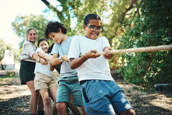 Eine Gruppe von Teenagern, die Tauziehen spielen