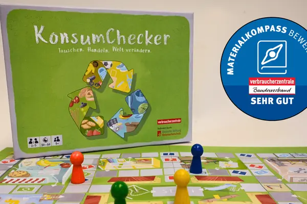 Das Brettspiel "KonsumChecker" mit dem Bewertungssiegel des Materialkompasses