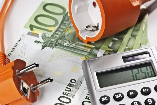 Stromstecker und Taschenrechner auf 100-Euro-Scheinen