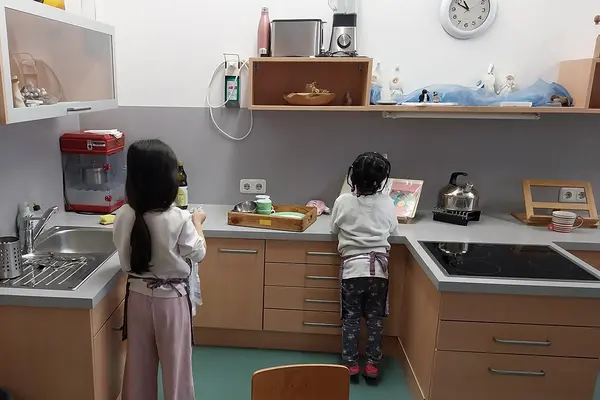 Bild einer Küche mit Herd, Spüle, Arbeitsfläche und Ofen auf Kinderhöhe