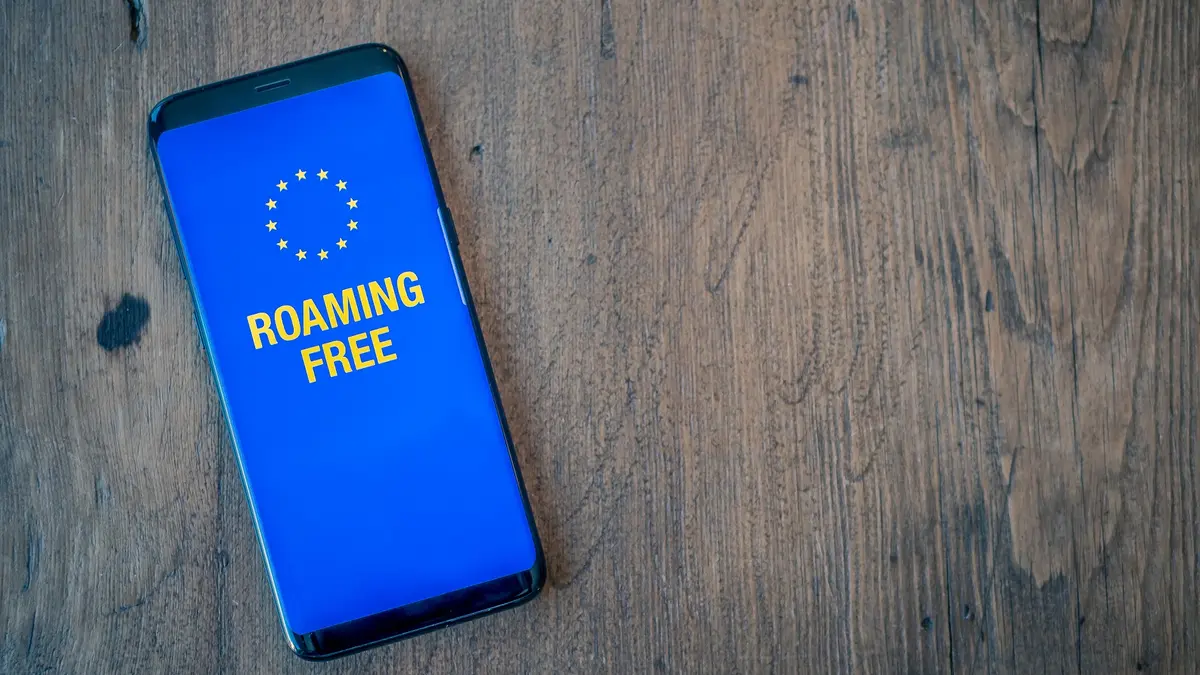 Handy auf dessen Bildschirm "Roaming Free" steht