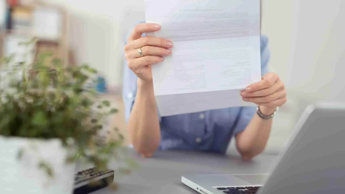 Frau mit Brief in der Hand 1N TPI