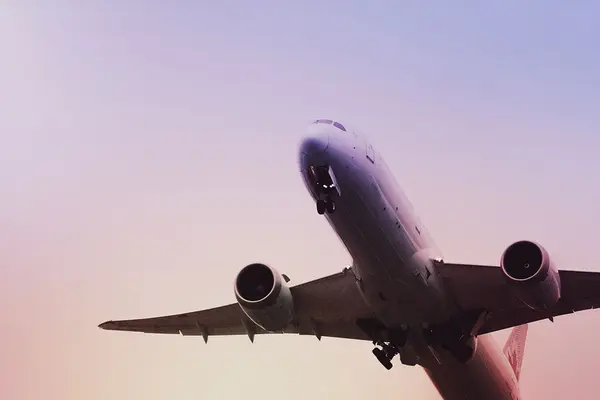 Rumpf eines Flugzeugs, das in die Morgenröte startet.