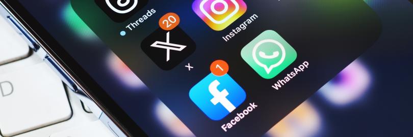 Ein Handy-Bildschirm zeigt verschiedene Apps von Meta an 