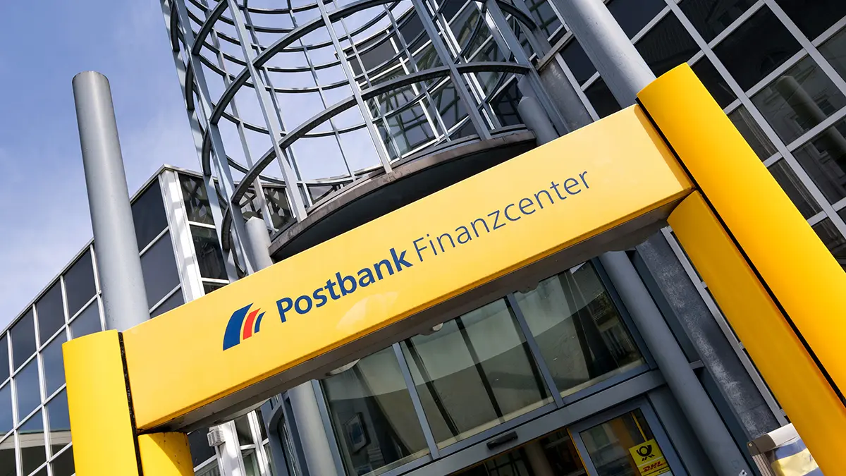 Eingang einer Postbank-Filiale